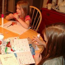 Dzieci robiące stroiki świąteczne