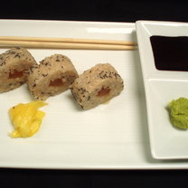 Sushi, marynowany imbir, sos sojowy, wasabi