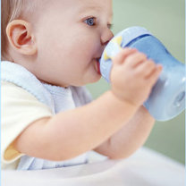 dziecko pijące mleko