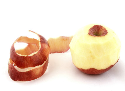 wróżby andrzejkowe - obierki z jabłek