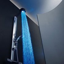 Oświetlenie strumienia wody pod prysznicem