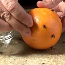 pomarańcza nabita goździkami
