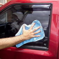 mycie szyby samochodu