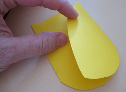 Złóż żółtą kartkę wzdłóż linii