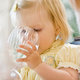 Dziecko pije wodę