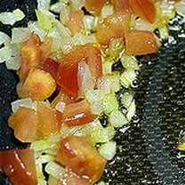 cebula i pomidory na patelni