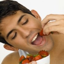 Mężczyzna jedzący truskawki