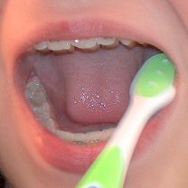Mycie dolnych zębów