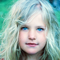 Portret blond dziewczynki