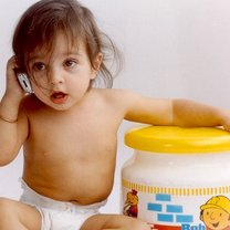 Dziecko rozmawia przez telefon