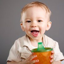Dziecko pijące z kubeczka
