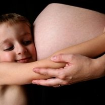 Kobieta w ciąży z dzieckiem