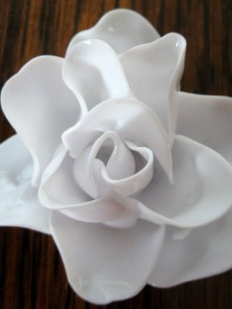 róża z plastikowych łyżeczek