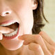 Czyszczenie zębów nicią