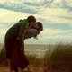 Całująca się na plaży para zakochanych