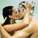 Para całująca się pod prysznicem
