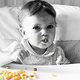 Dziecko je płatki kukurydziane