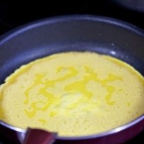 Omlet z pieczarkami i cebulą 10