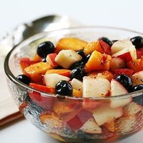 sałatka owocowa z brzoskwiniami i jagodami