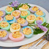 Kolorowe jajka faszerowane