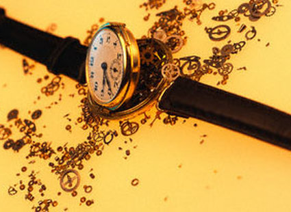 Сломанные наручные часы. Разбитые наручные часы. Сломанные швейцарские часы. Расколотые часы.