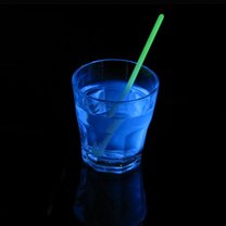 napój świecący na niebiesko