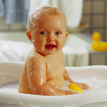 niemowlak w kąpieli