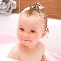 mycie włosów u niemowlaka