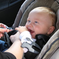 niemowlak w foteliku samochodowym