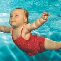 dziecko pływające w basenie