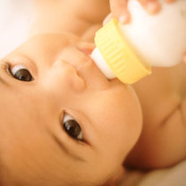 niemowlak pije mleko z butelki