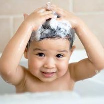 niemowlę myjące włosy