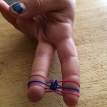 bransoletka z gumek na palcach