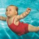 dziecko pływające w basenie