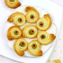 spiralki z ciasta francuskiego z oliwkami