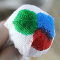 farbowanie pisanek ręcznikiem papierowym - krok 1