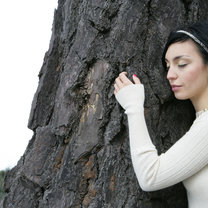 kobieta przy drzewie