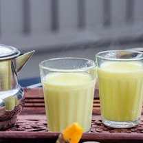 Jak zrobić mleko kurkumowe na przeziębienia krok 1