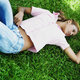 leżenie na trawie