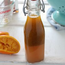Pomarańczowy pikantny sos do sałatek