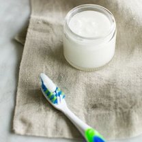Jak zrobić domową pastę odbudowującą zęby