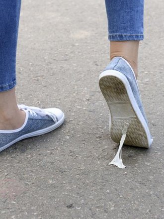 Jak pozbyć się gumy do żucia z podeszwy buta?